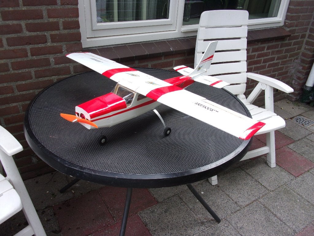Te koop modelvliegtuig elektrich met rolroeren, Hobby en Vrije tijd, Modelbouw | Radiografisch | Vliegtuigen, Ophalen, Nieuw, Elektro