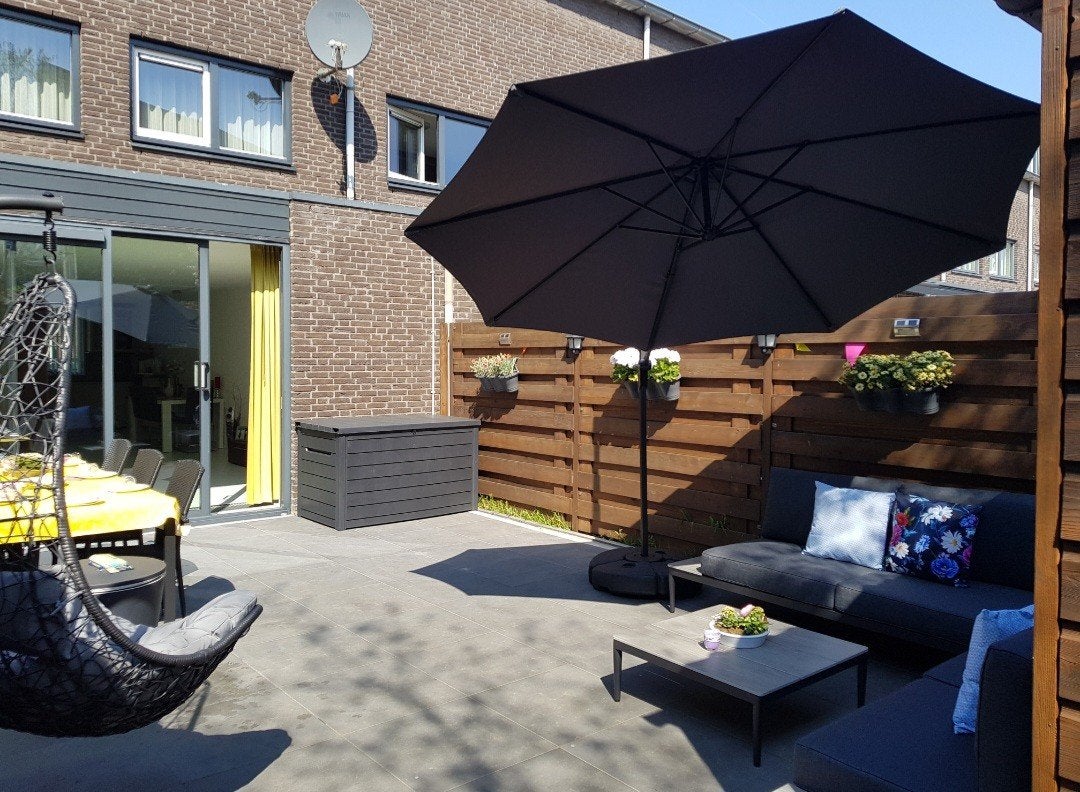 Loungeset, opbergbox, parasol, tafel (+6 stoelen), hangstoel, 4 zitplaatsen, Kunststof, Gebruikt, Bank