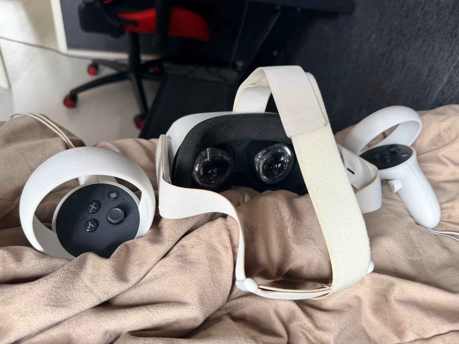 Oculus Quest 2 VR-bril met controllers, Spelcomputers en Games, Virtual Reality, Zo goed als nieuw, Overige platformen, VR-bril