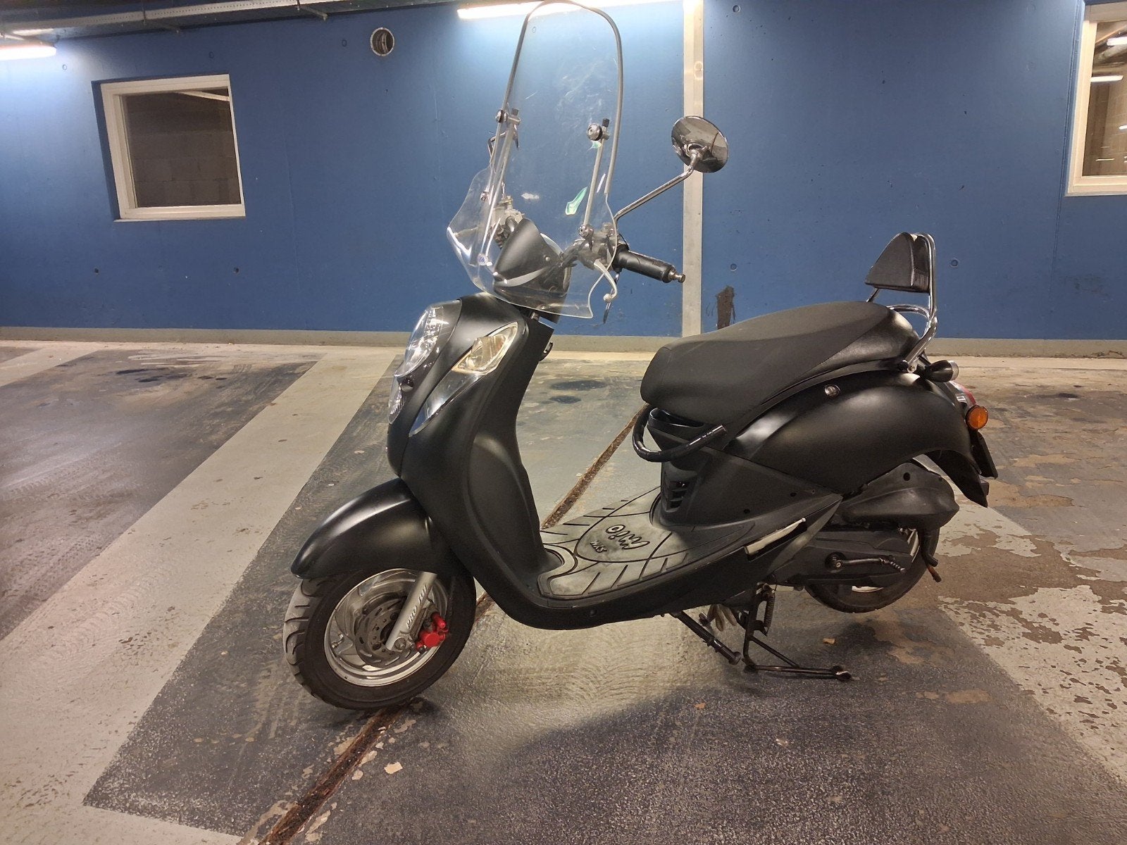 Sym Mio scooter - Mat zwart met scherm, Fietsen en Brommers, Scooters | SYM, Zo goed als nieuw, Benzine, 50 cc, Maximaal 25 km/u