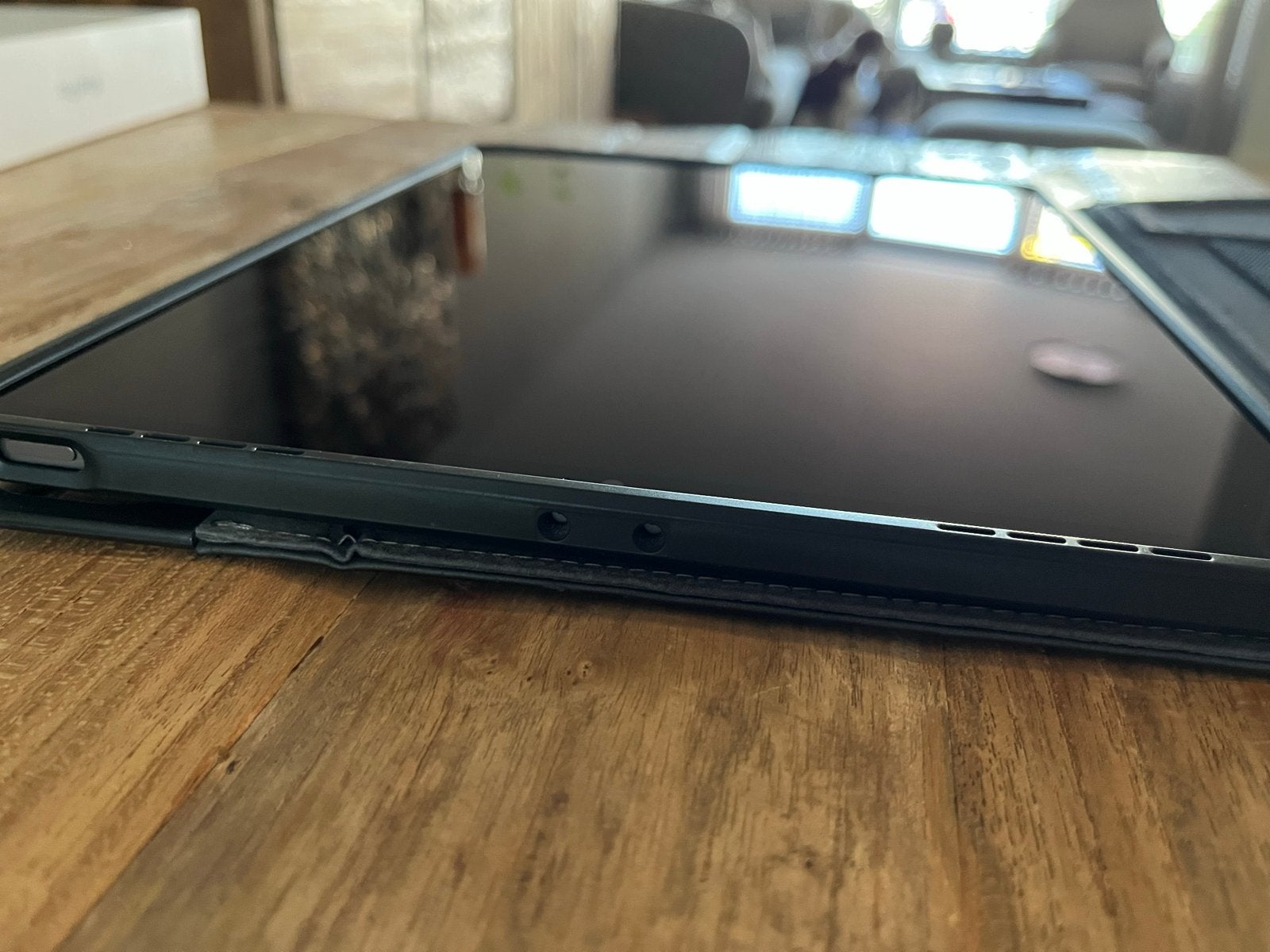 Foto 4 van iPad Pro 12.9 inch (5e Gen) 256GB Wi-Fi met Targus hoes