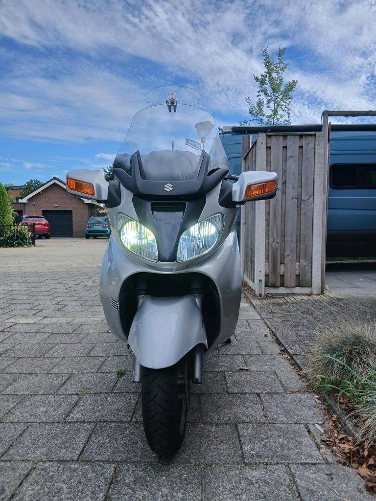 Foto 6 van Suzuki Burgman AN 650 Executive motorscooter uit 2004