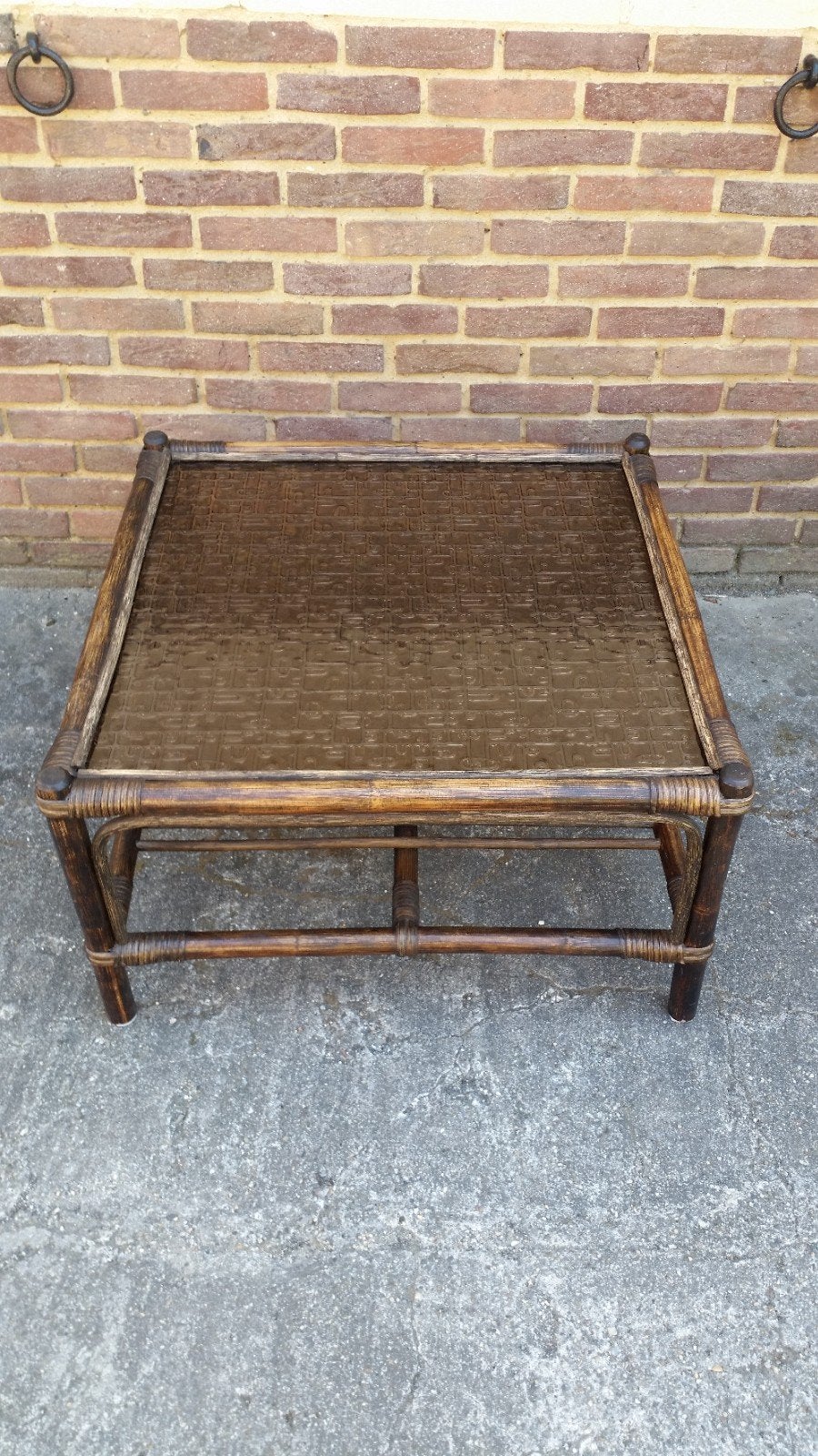 Vintage rotan Manou salontafel amberkleurig glas reliëf, Huis en Inrichting, Tafels | Salontafels, Zo goed als nieuw, 50 tot 100 cm
