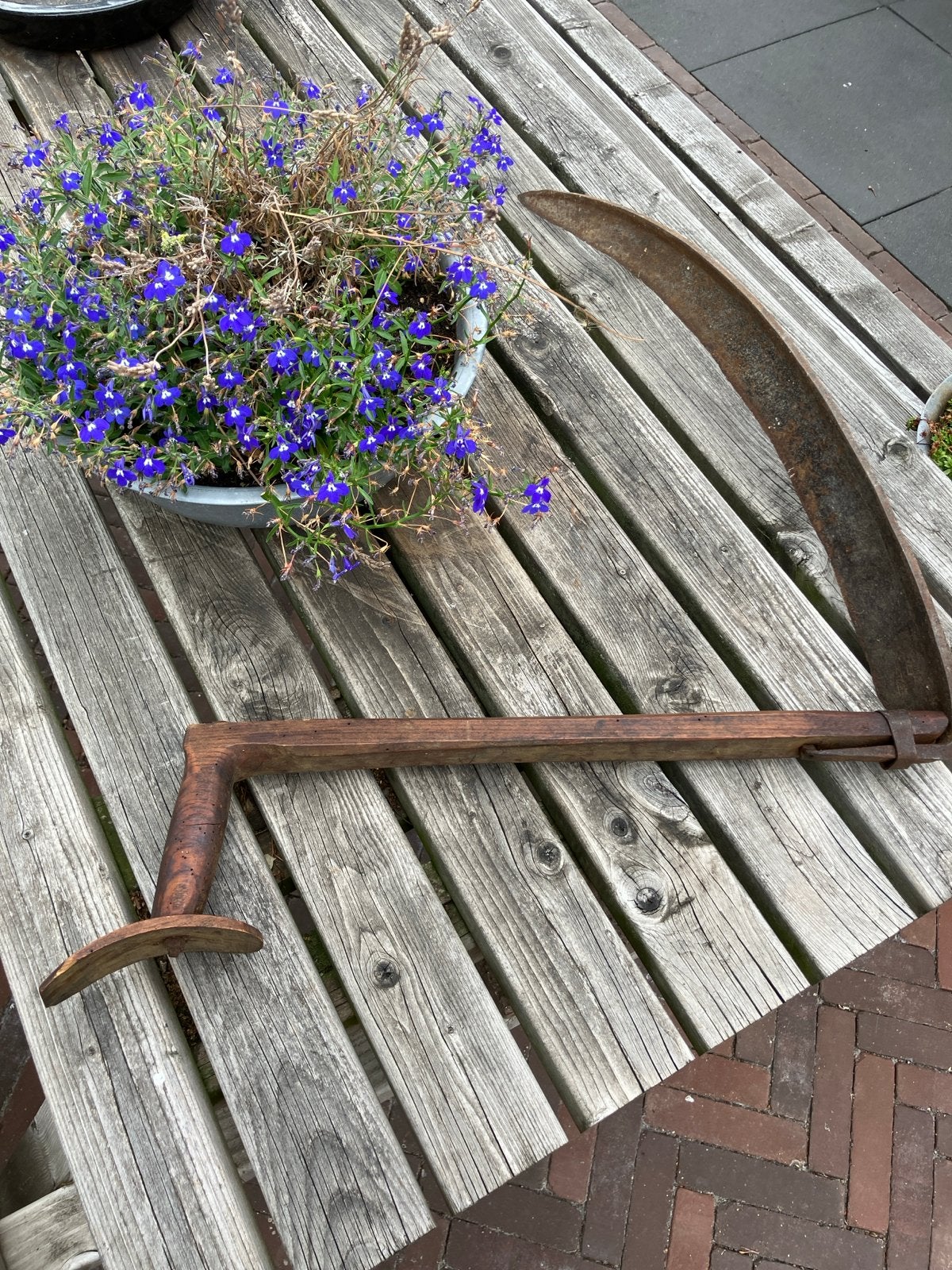 Antieke zicht met houten steel + een soort haalmes, Ophalen