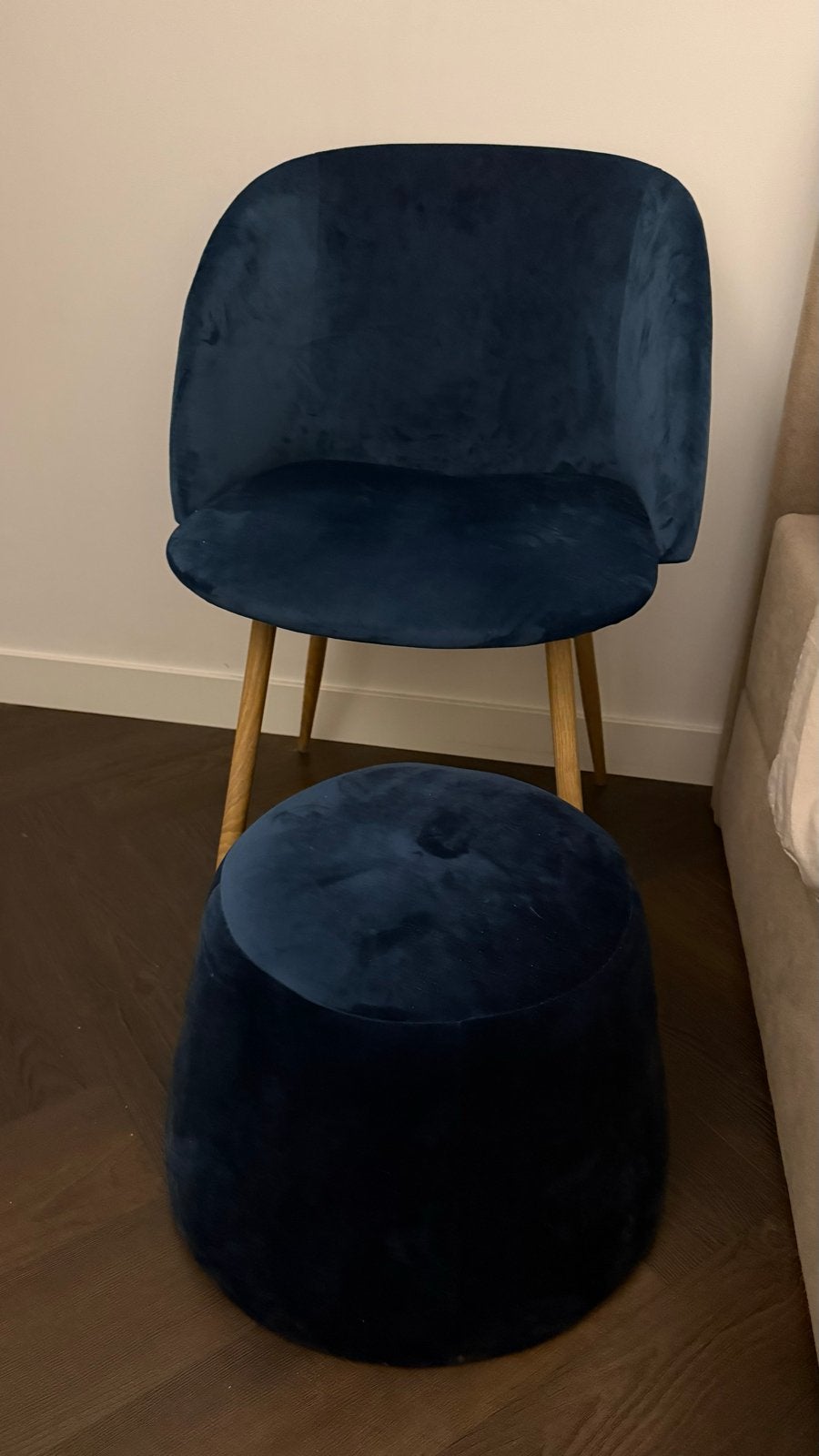 Velvet donkerblauw stoeltje met poef - Søstrene Grene, Ophalen, Blauw, Zo goed als nieuw, Eén