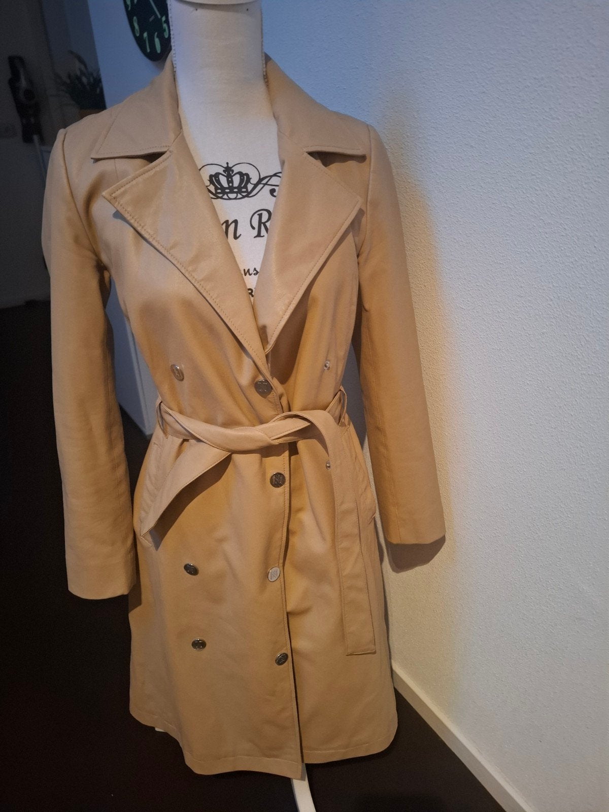 Stijlvolle beige trenchcoat met ceintuur, Beige, Ophalen of Verzenden, Zo goed als nieuw, Nikkie