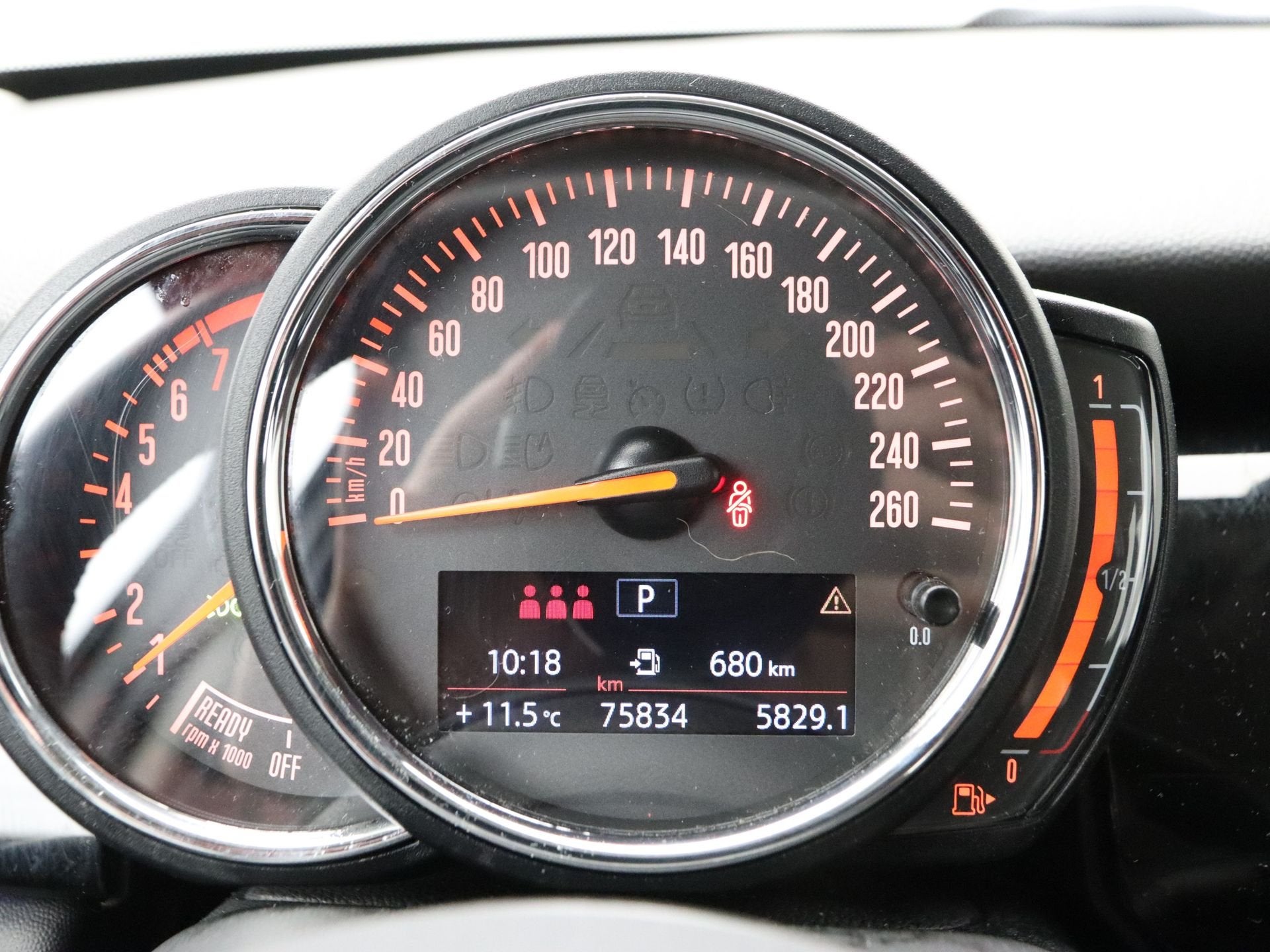 MINI 5-deurs Cooper Essential Aut. (bj 2023, automaat), Auto's, Gebruikt, Met garantie (alle), Origineel Nederlands, Bedrijf