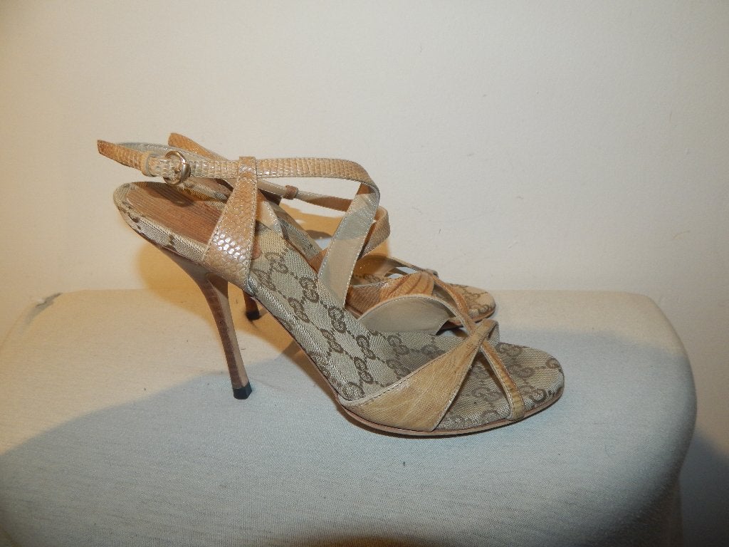 Gucci sandalette beige structuur bandjes monogram voetbad