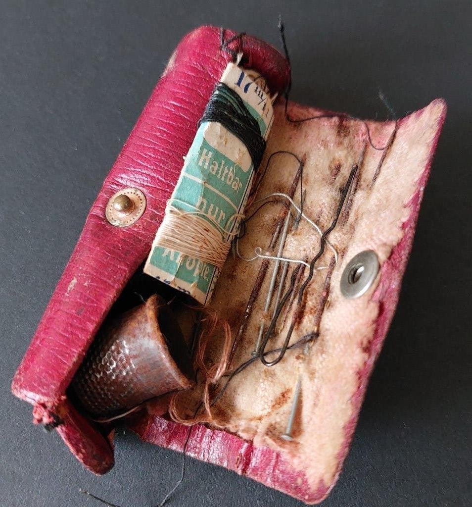 Antiek naaigarnituur en etui met kledingborstel (ander merk), Ophalen of Verzenden