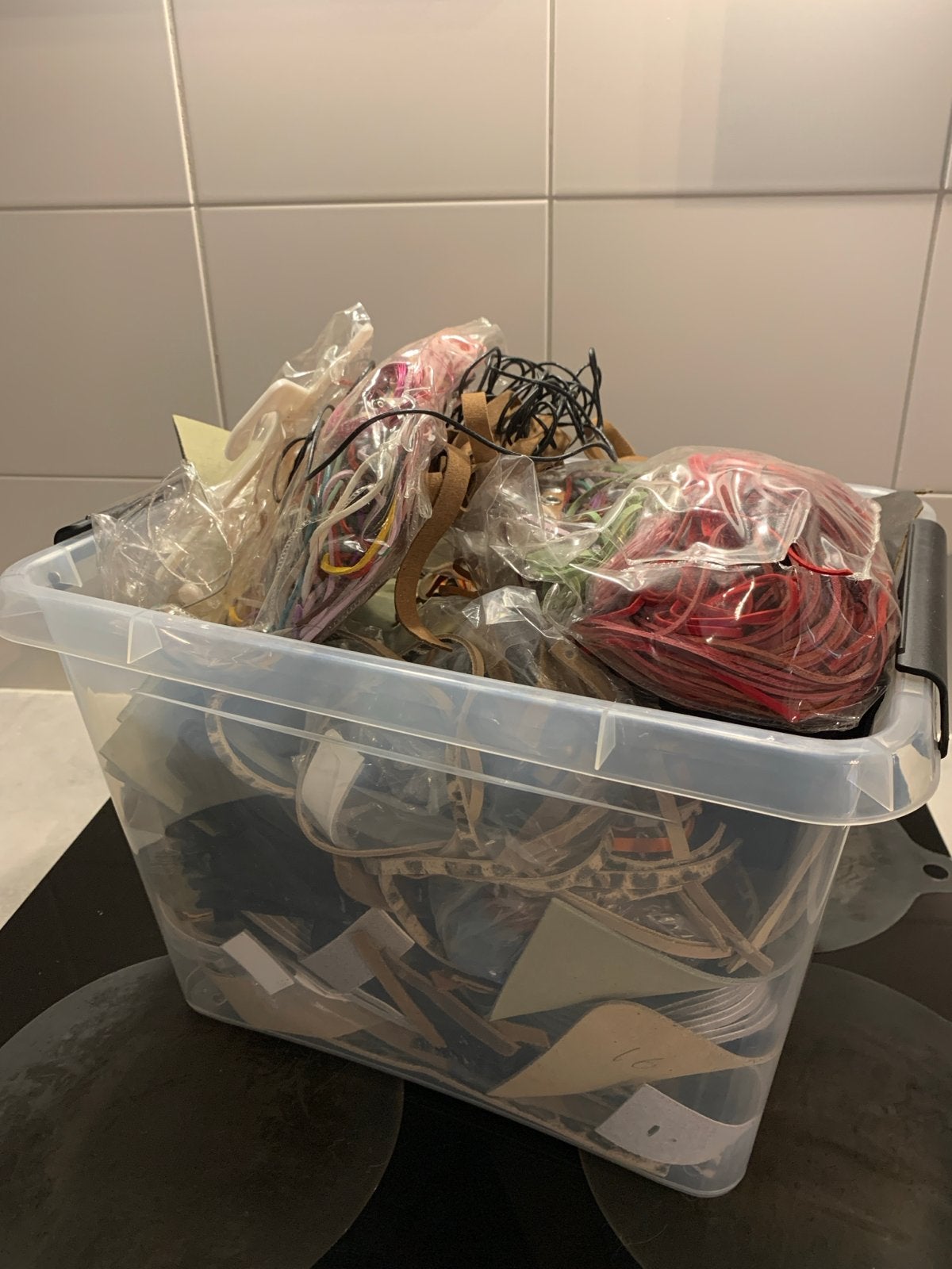 partij leerresten en lederen koorden voor knutselen, Gebruikt, Meerkleurig, Ophalen of Verzenden, Herbruikbaar