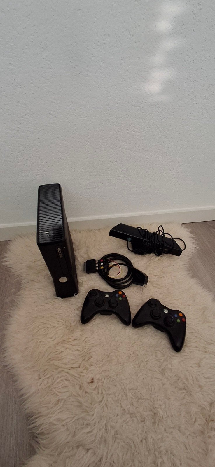xbox 360 met 2 controllers, kinect en 13 games, Ophalen of Verzenden, Zo goed als nieuw, 250 GB, Met 2 controllers