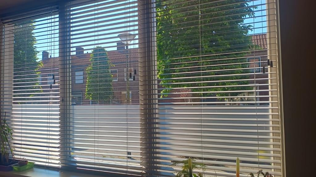 Lichtgrijze jaloezieën in diverse afmetingen, Huis en Inrichting, Ophalen, Gebruikt, 100 tot 150 cm, Grijs