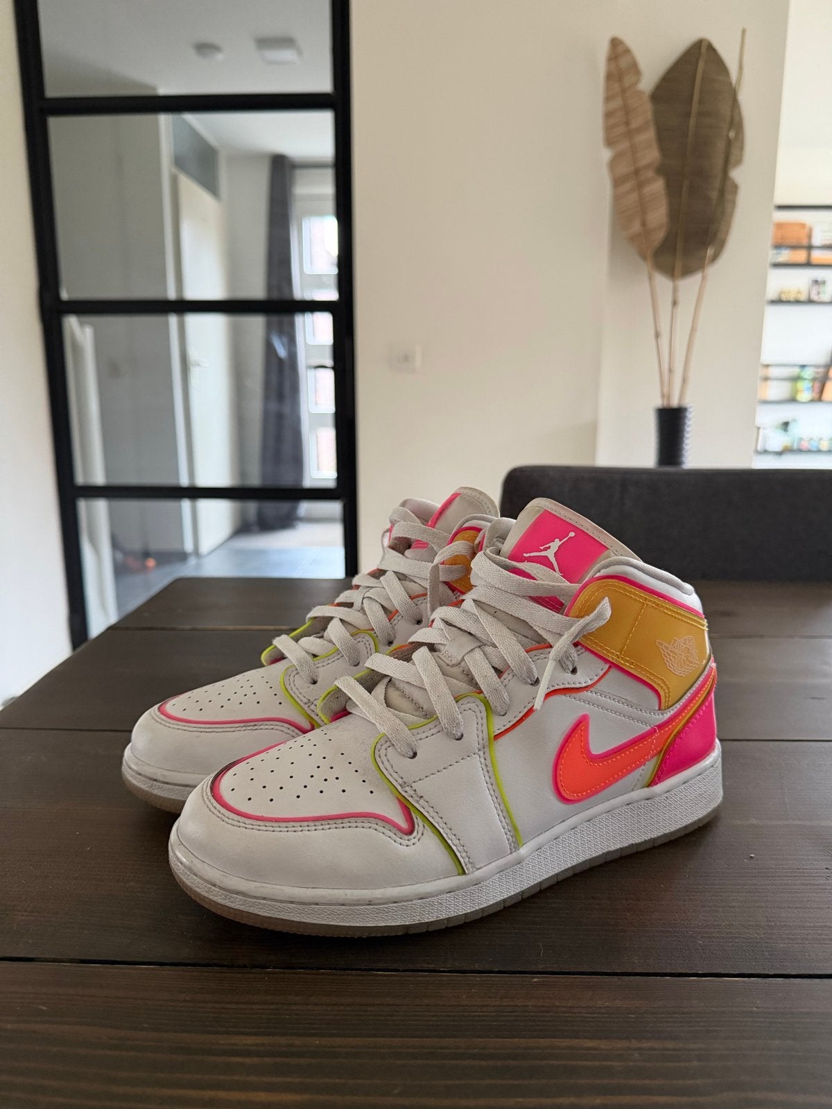 Nike Air Jordan 1 Mid GS - Neon Roze/Oranje/Geel, Kleding | Dames, Ophalen of Verzenden, Gedragen, Roze, Sneakers of Gympen