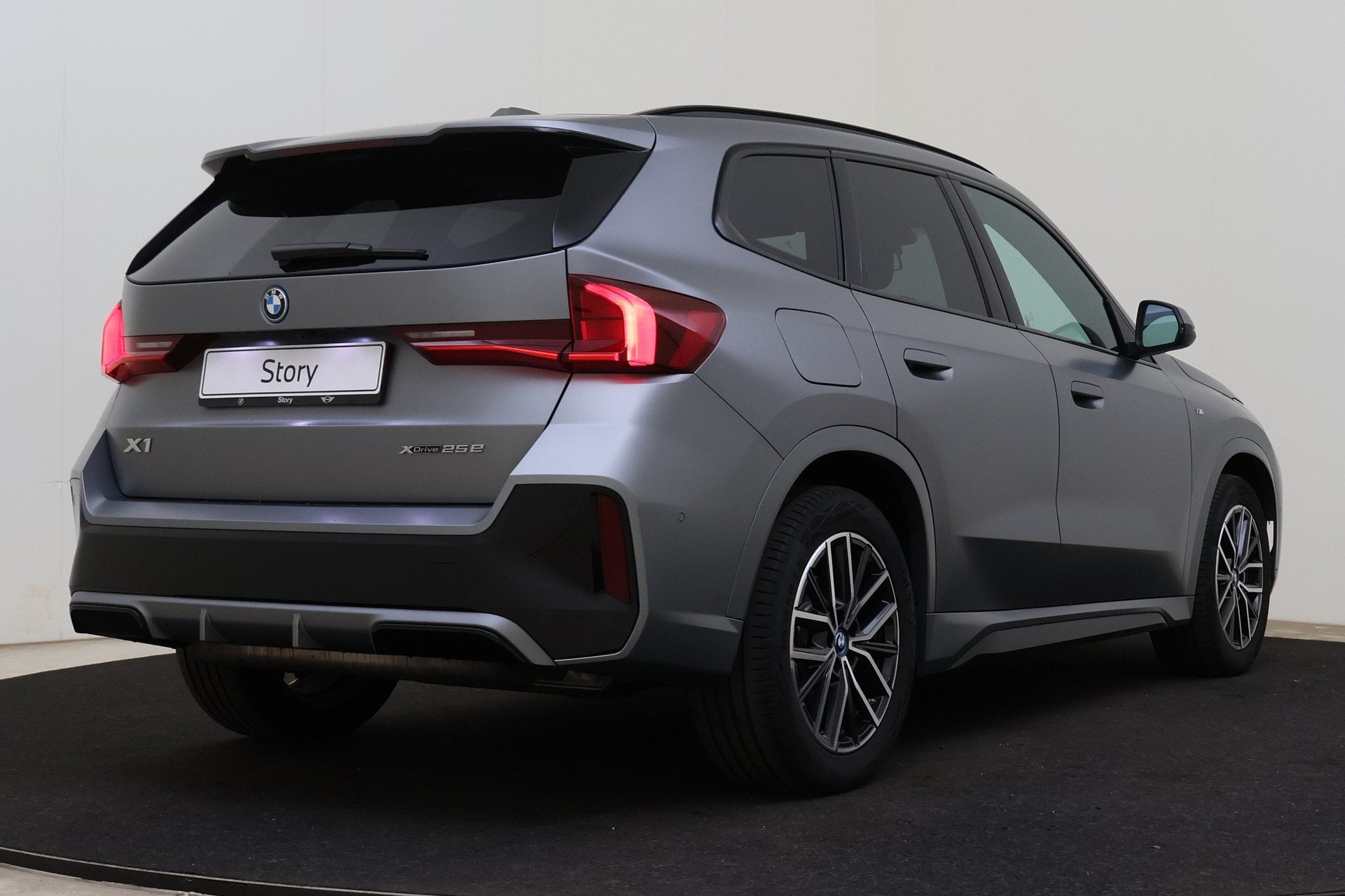 BMW X1 xDrive25e M Sport Automaat / Sportstoelen / Achteruit, Auto's, Dealer onderhouden, Gebruikt, Bedrijf, Hybride Elektrisch/Benzine