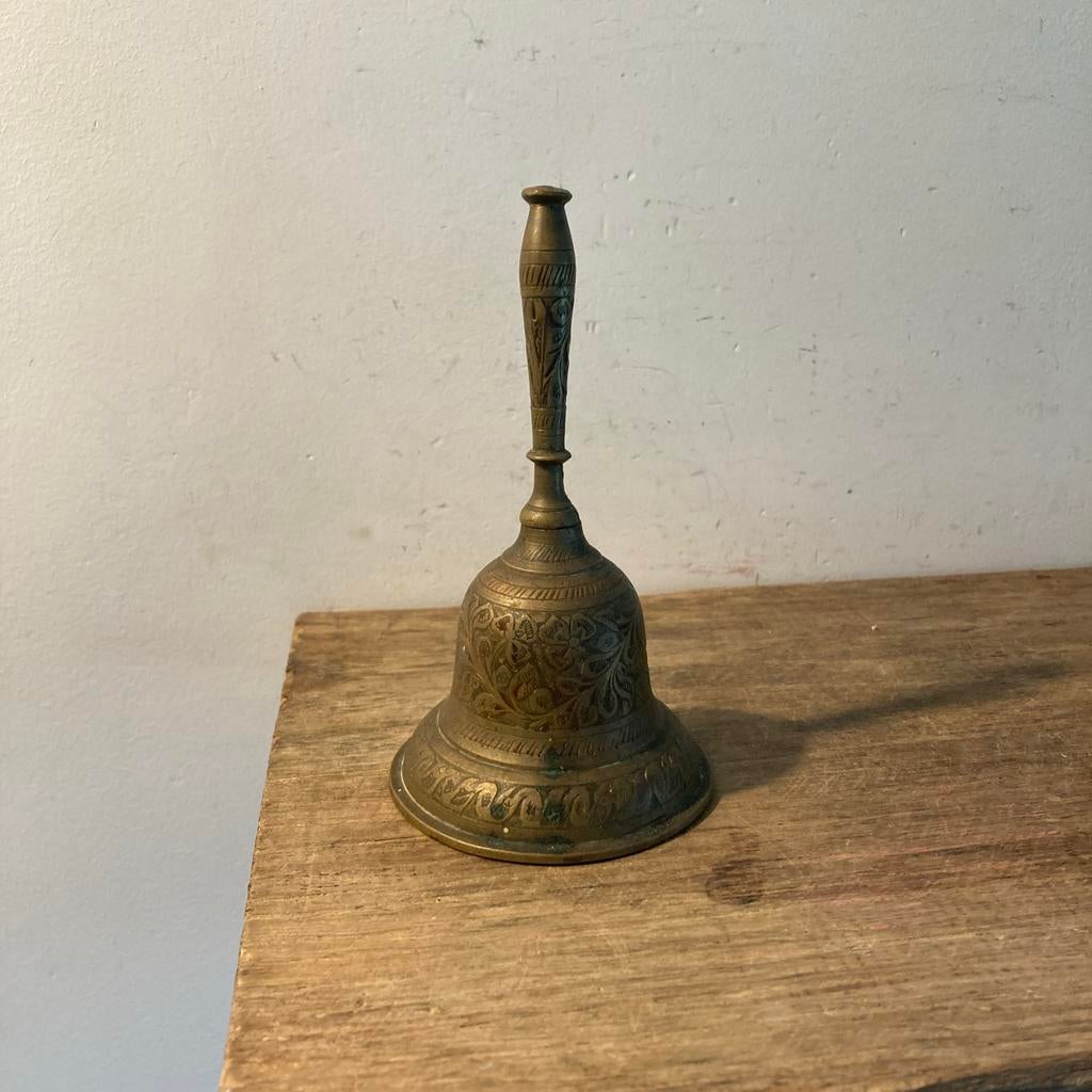 Oude Indische Kamerbel met Bloemenmotief - Messing, Ophalen of Verzenden