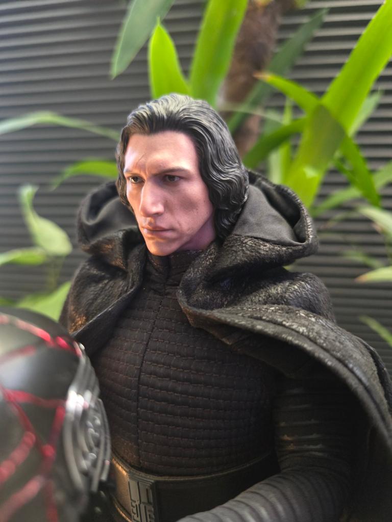 Hot Toys Star Wars Kylo Ren met accessoires en artprint box, Ophalen of Verzenden, Zo goed als nieuw