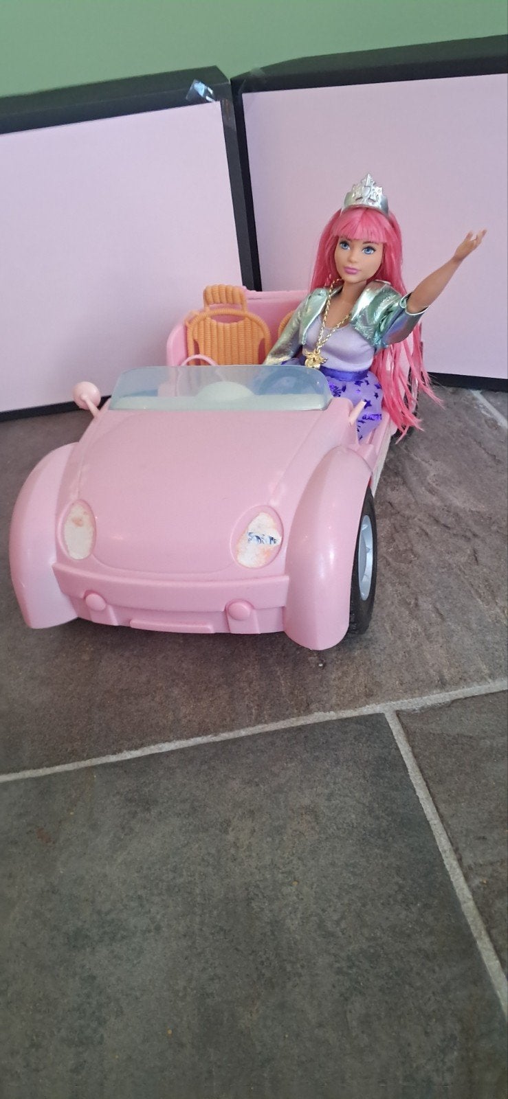 Barbie met roze haar, auto, tas, kleding en kam, Ophalen of Verzenden, Gebruikt, Barbie