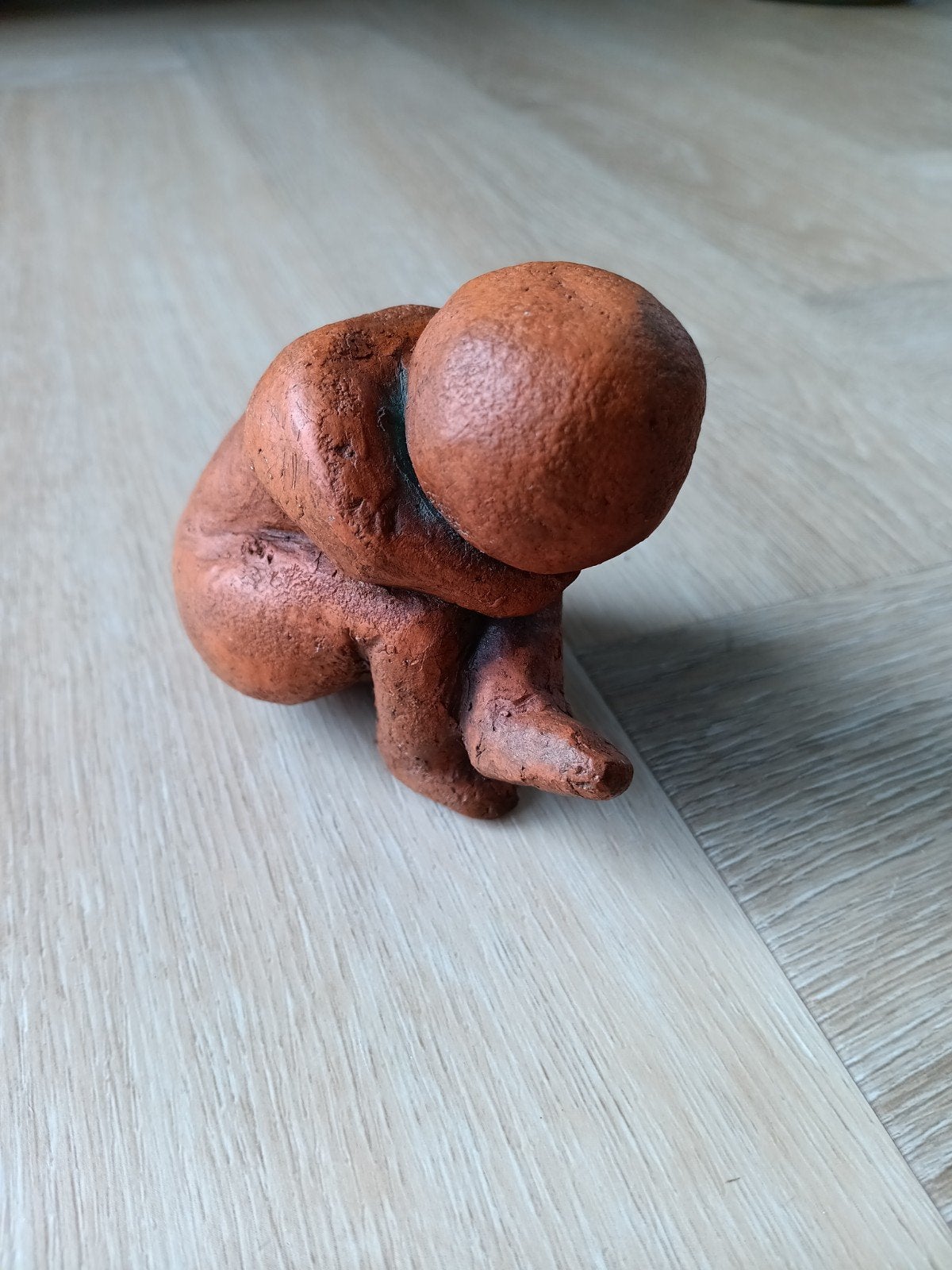 Charmant gesigneerd terracotta sculptuur van een kind, Overige onderwerpen, Minder dan 20 cm, Handgemaakt, Ophalen of Verzenden