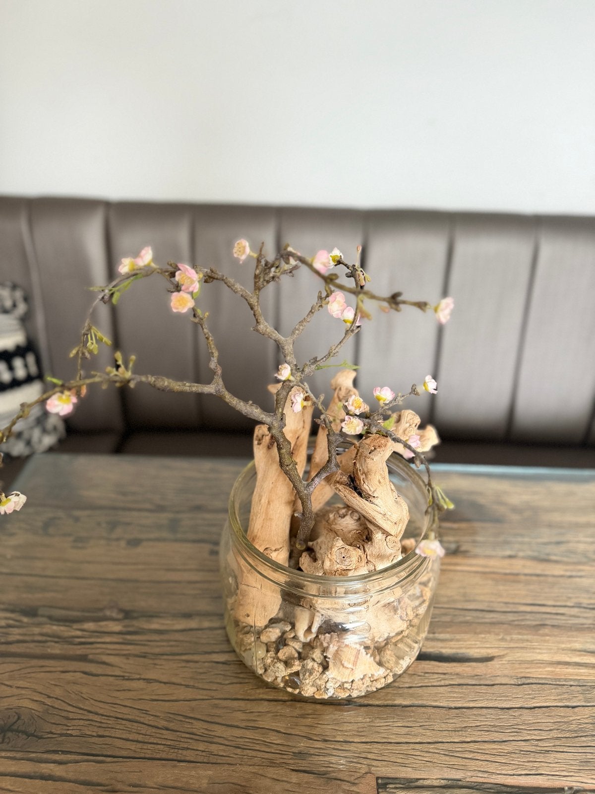 Decoratieve glazen pot met drijfhout en bloesemtak, Ophalen of Verzenden, Glas, Bruin, Landelijk