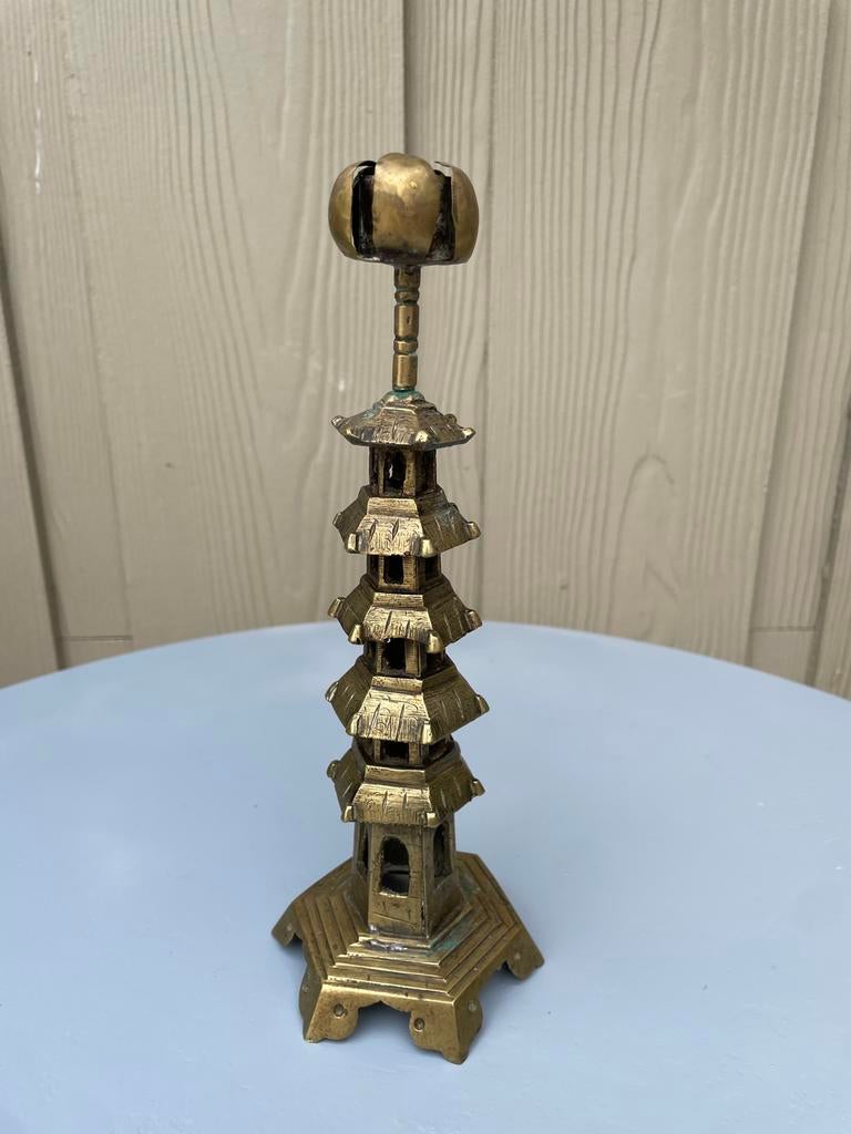 Antieke messing pagode kandelaar, Antiek en Kunst, Ophalen of Verzenden, Overige materialen