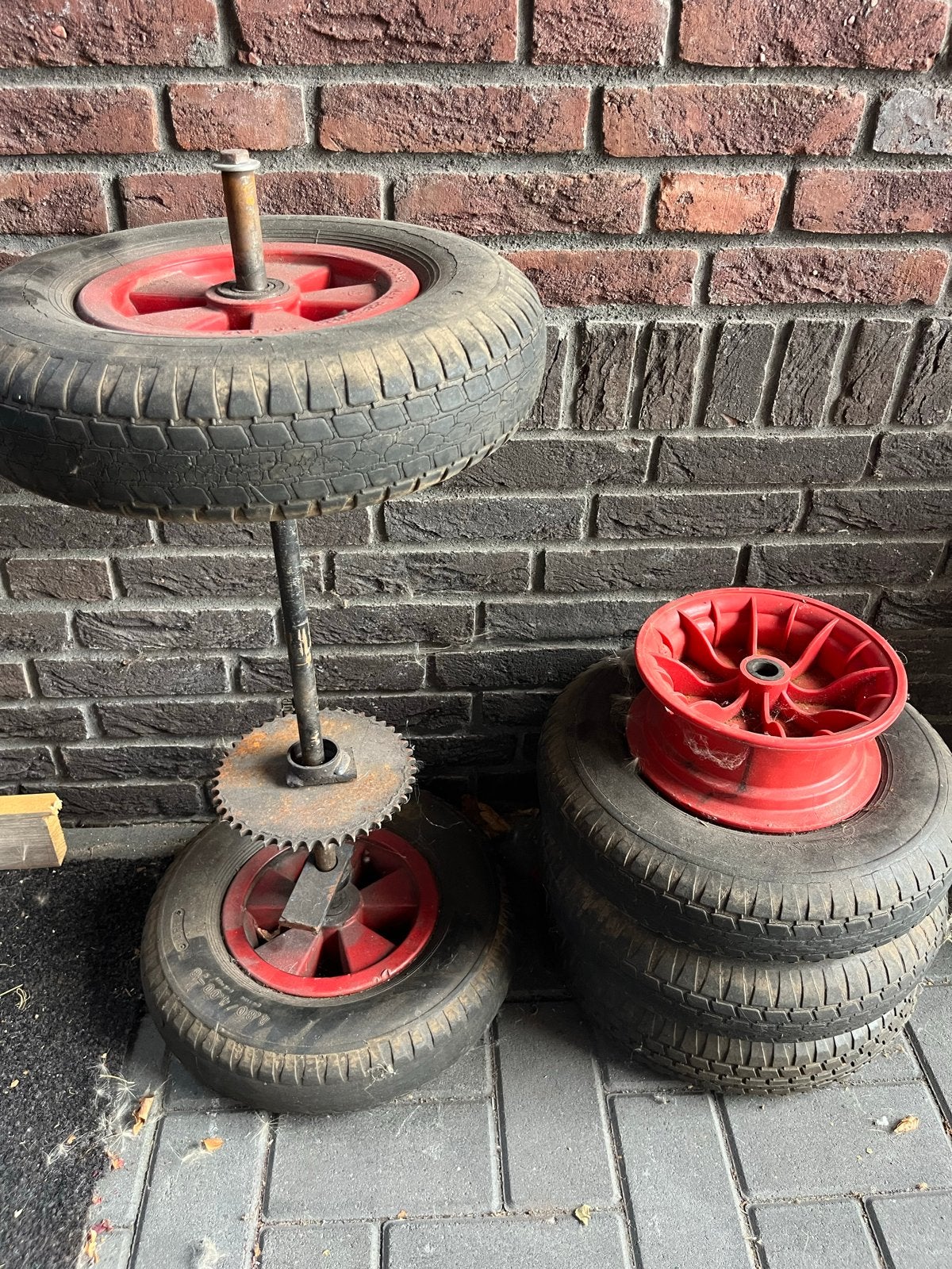 Set van 5 gebruikte kruiwagenwielen met as en tandwiel, Ophalen, Gebruikt