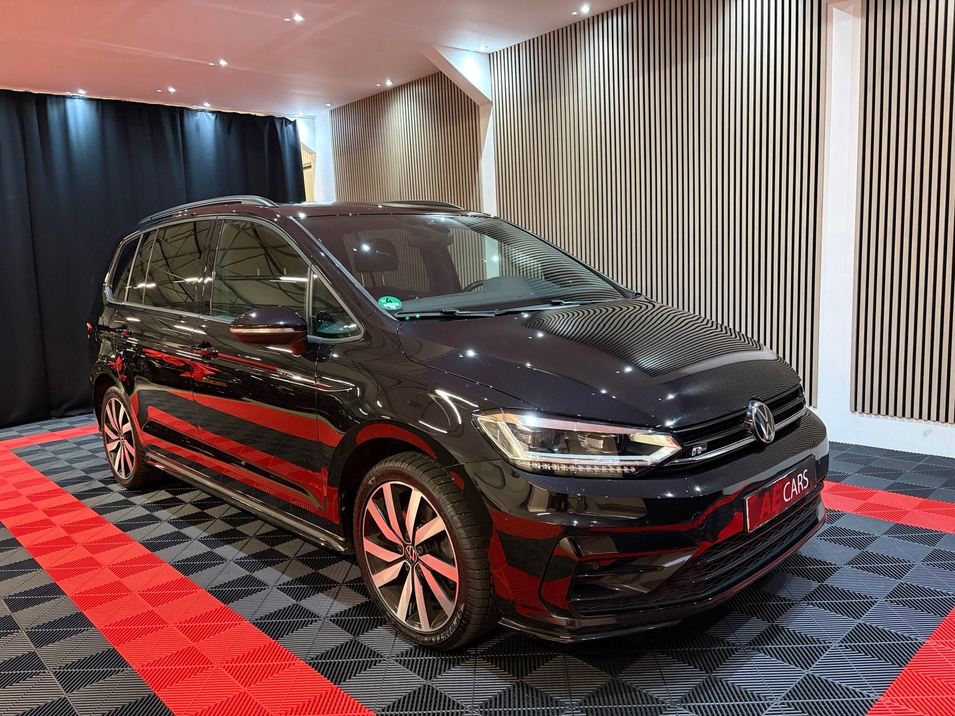 Volkswagen Touran 1.5 TSI Highline Executive R-Line-pakket 7, Auto's, Dealer onderhouden, Stof, Zwart, 4 cilinders