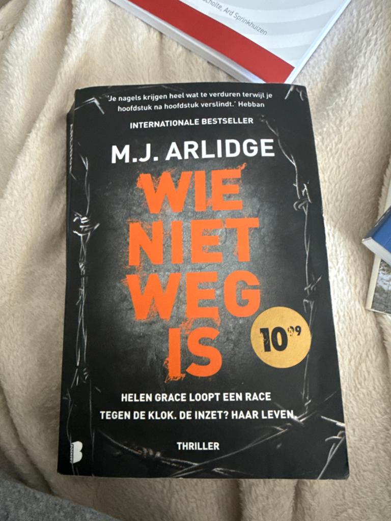 Wie Niet Weg Is - M.J. Arlidge (Thriller), Boeken, Thrillers, Verzenden, Gelezen, Europa overig
