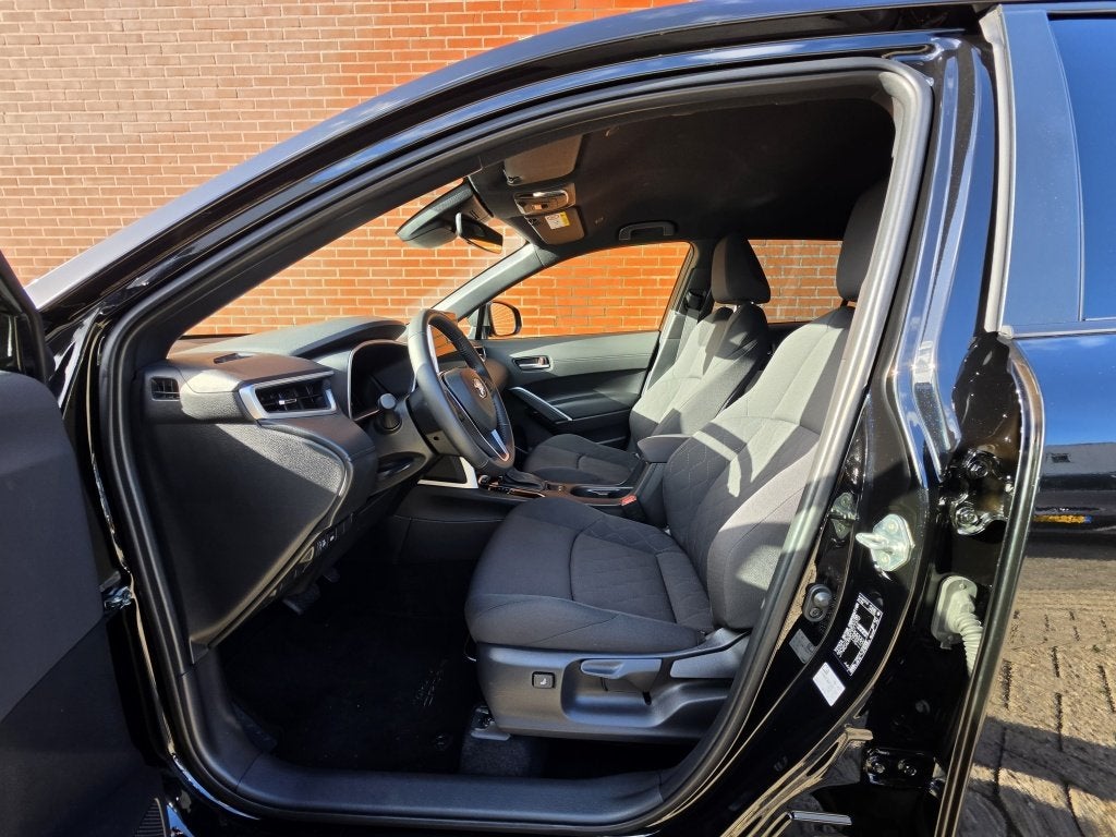 Toyota Corolla Cross Hybrid 140 Dynamic Clima Camera Velgen, Auto's, Stof, Gebruikt, Zwart, Bedrijf