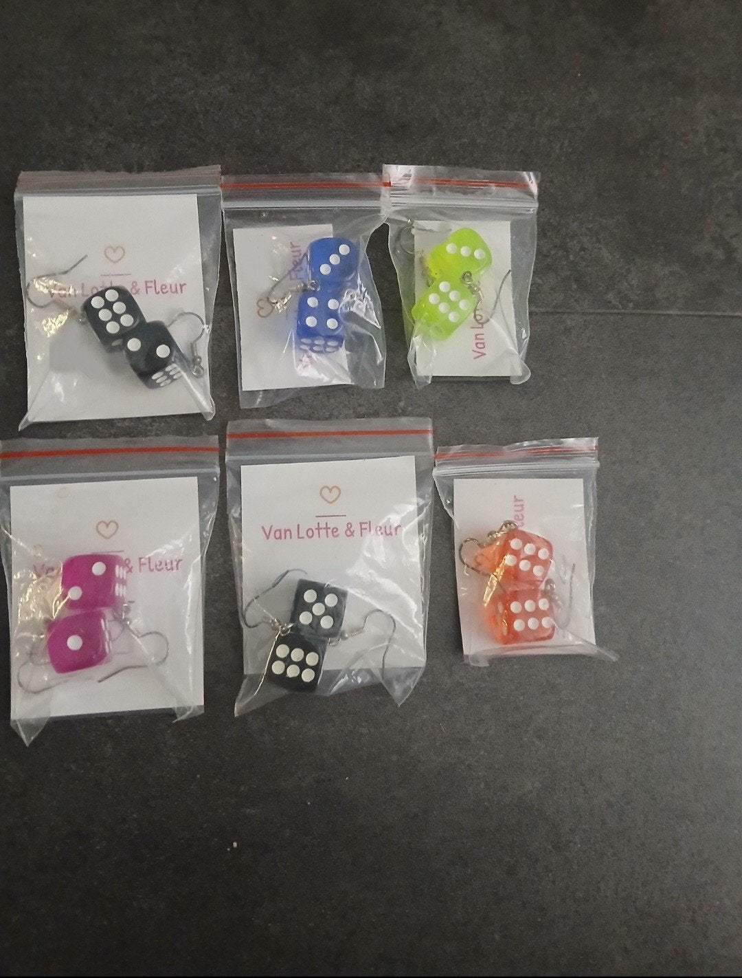 Leuke dobbelsteen oorbellen in diverse kleuren, Ophalen of Verzenden, Nieuw, Overige kleuren, Overige materialen