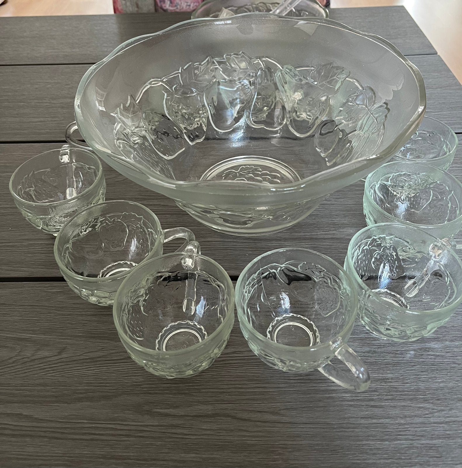Vinted glazen punch/bowl set met 12 kopjes en plastic lepel, Ophalen, Gebruikt, Glas, Kop(pen) en/of Schotel(s)
