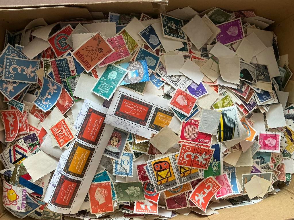 Een partij Nederlandse postzegels - doos vol, Ophalen of Verzenden, Nederland