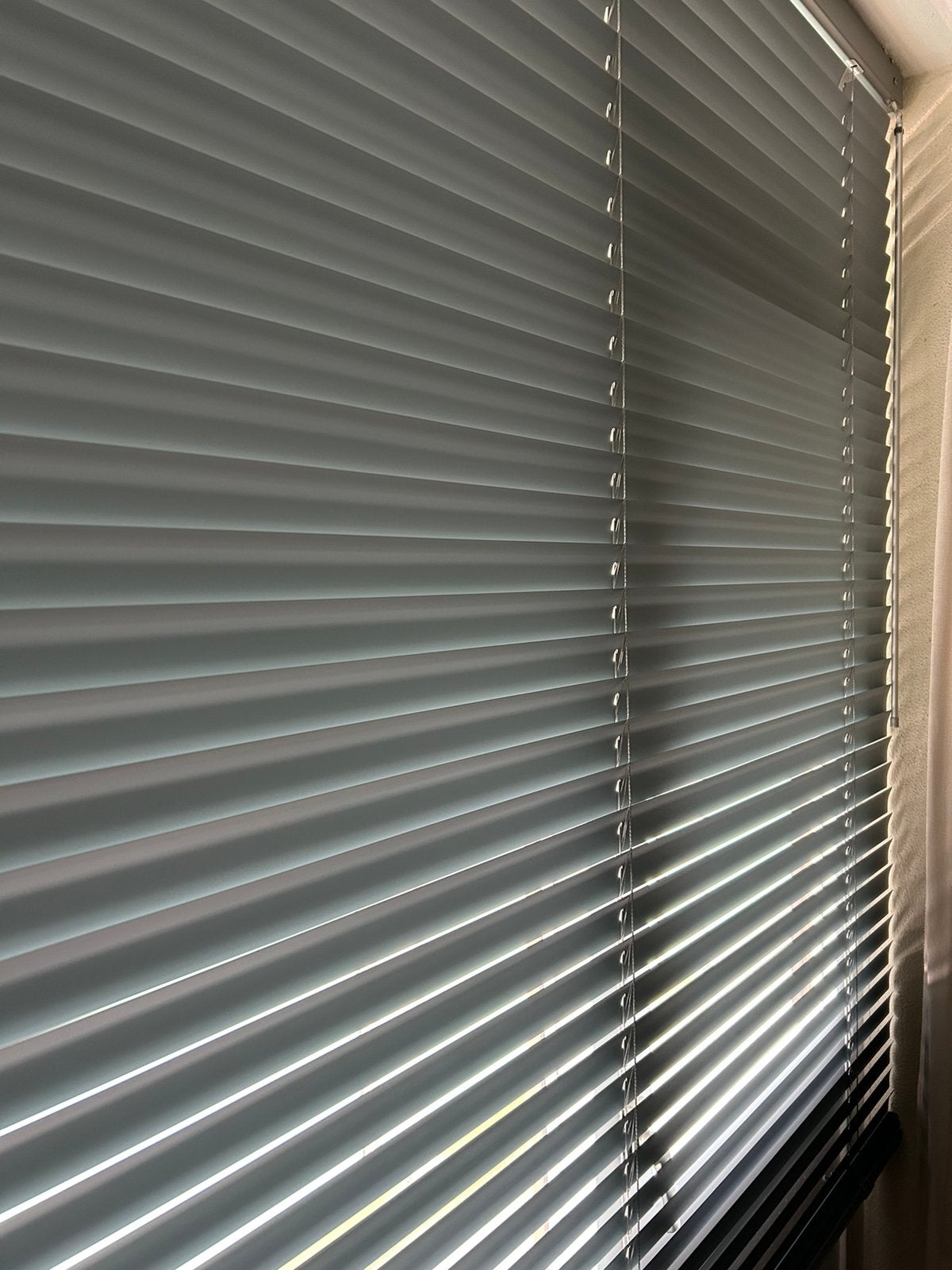 Horizontale jaloezieën van Luxaflex, 50 mm lamellen, Huis en Inrichting, Ophalen, Zo goed als nieuw, Grijs, Zonwerend