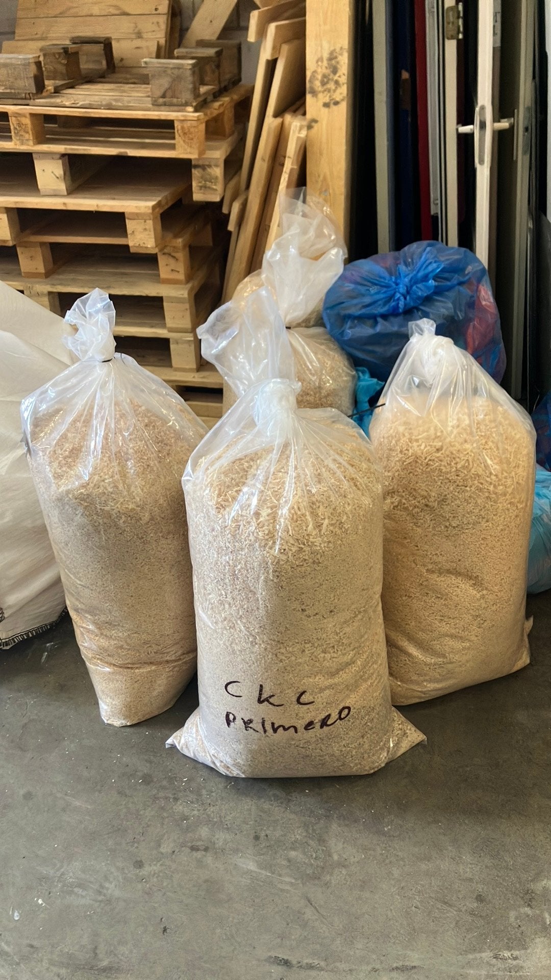 Zakken schoon zaagsel in Rotterdam (50 ct per kilo), Ophalen, Zo goed als nieuw