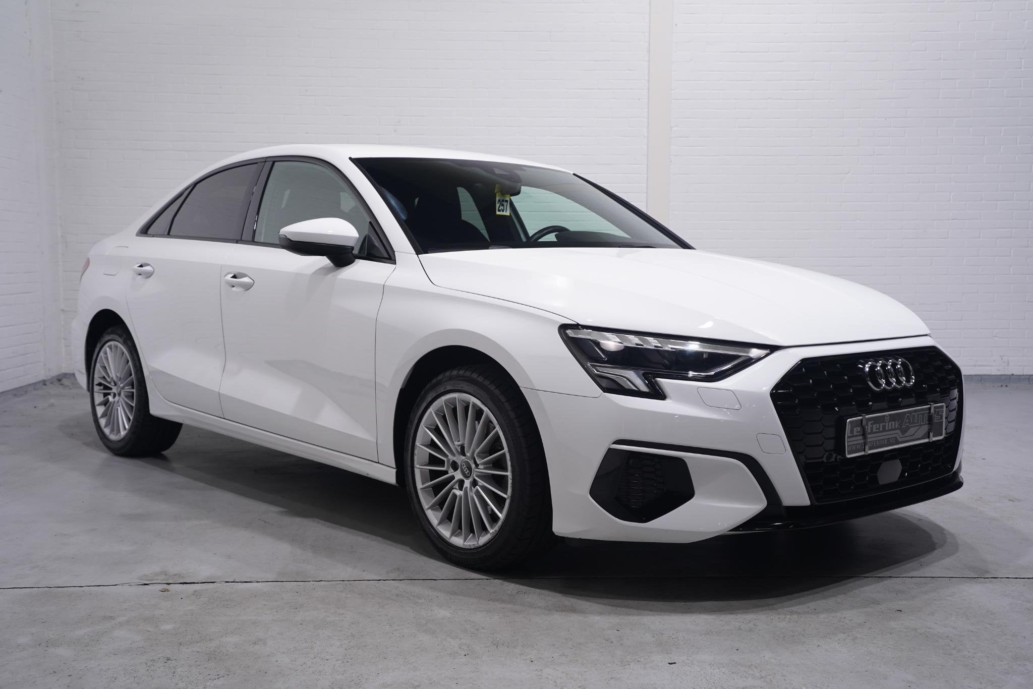 Audi A3 Limousine 35 TFSI Business edition navigatie Apple-c, Auto's, Audi, Stof, 4 cilinders, 150 pk, Wit