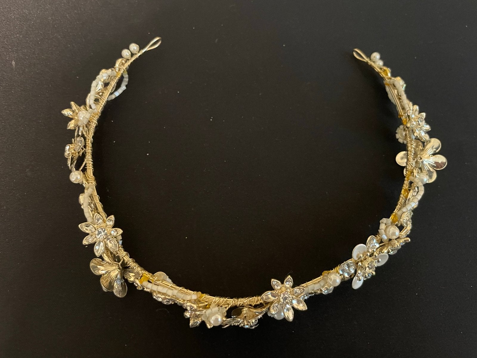 Gouden haarband met bloemen, parels en strass, Ophalen, Zo goed als nieuw