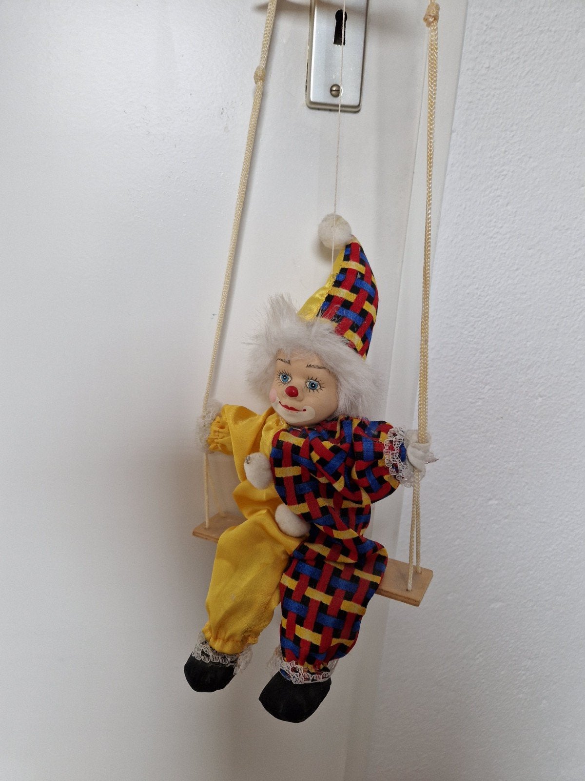 clown op schommel, Ophalen of Verzenden, Zo goed als nieuw, Pop