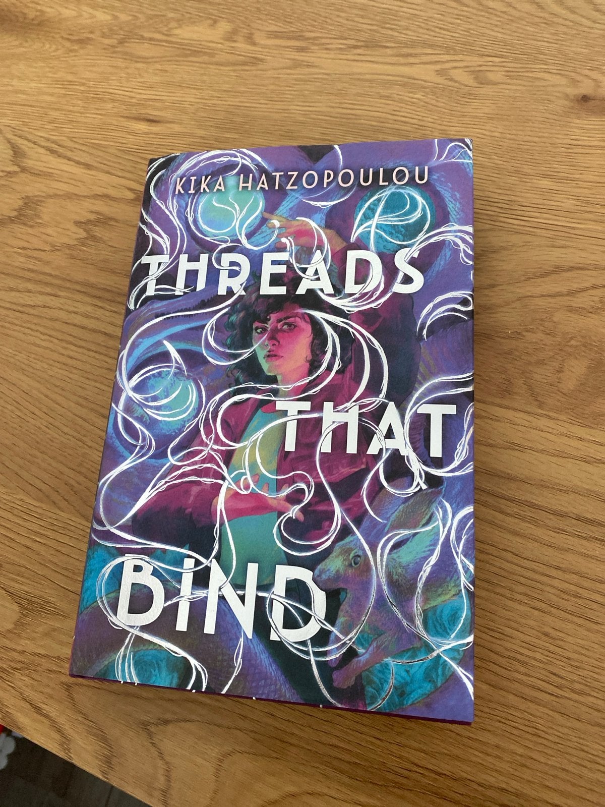 Threads That Bind - Kika Hatzopoulou (FairyLoot), Ophalen of Verzenden, Zo goed als nieuw