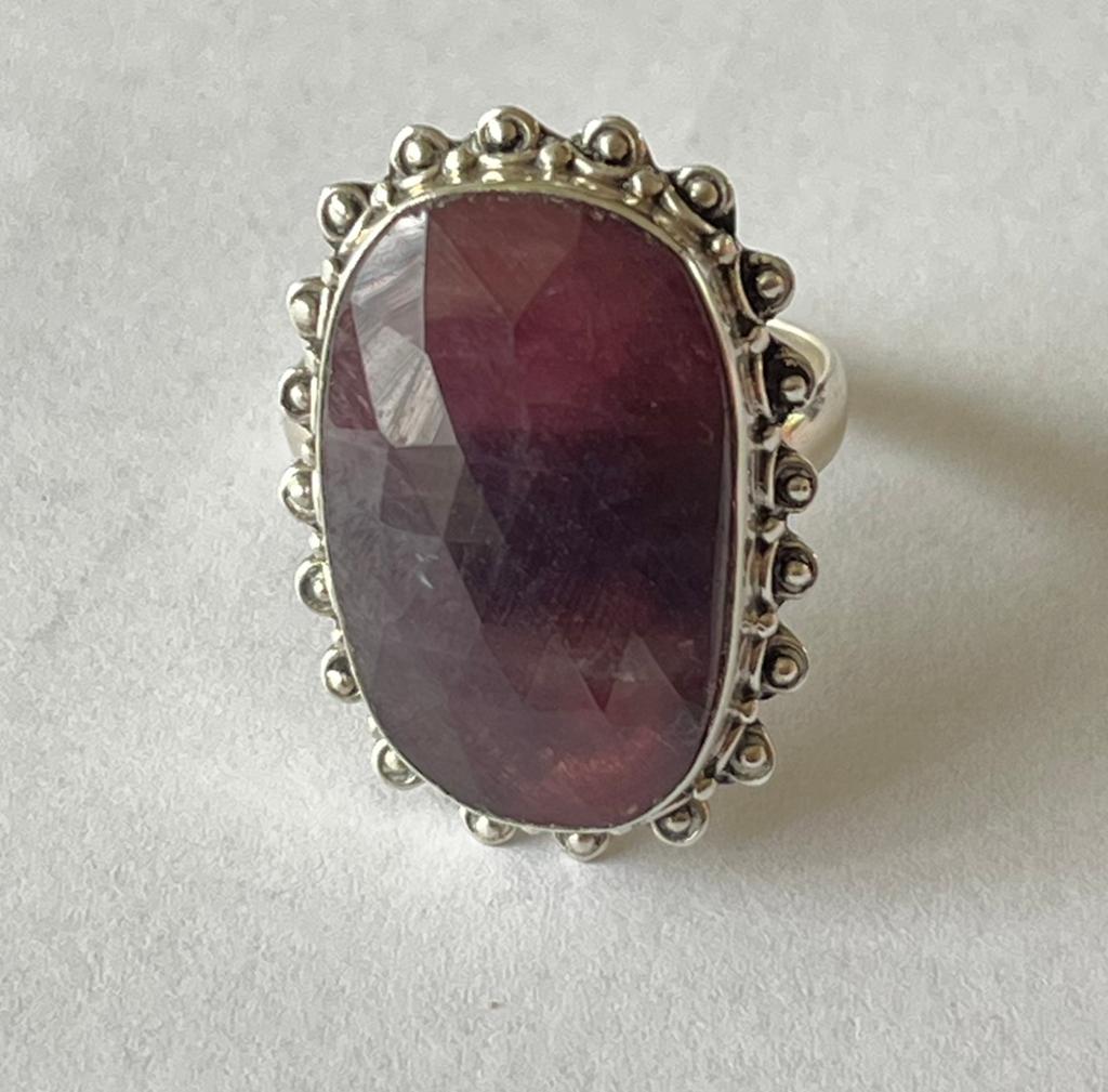 Zilveren royale ring met facet geslepen granaat, 18 tot 19, Verzenden, Zo goed als nieuw, Dame