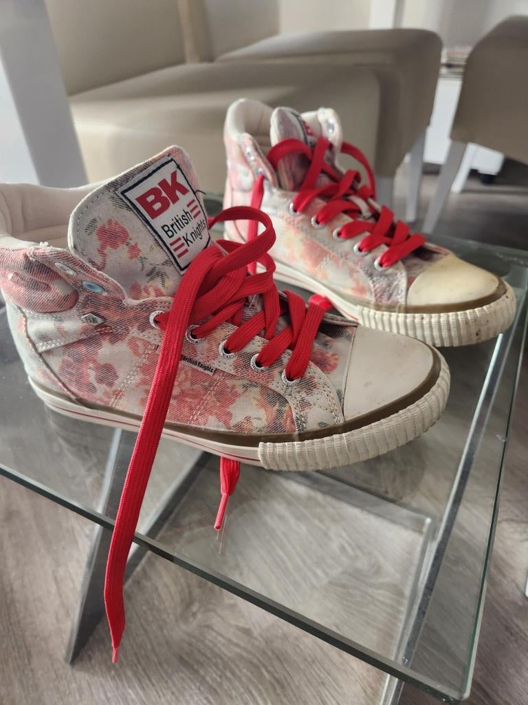 British Knights sneakers met bloemenprint en rode veters, Ophalen, British Knights, Sneakers of Gympen, Gedragen