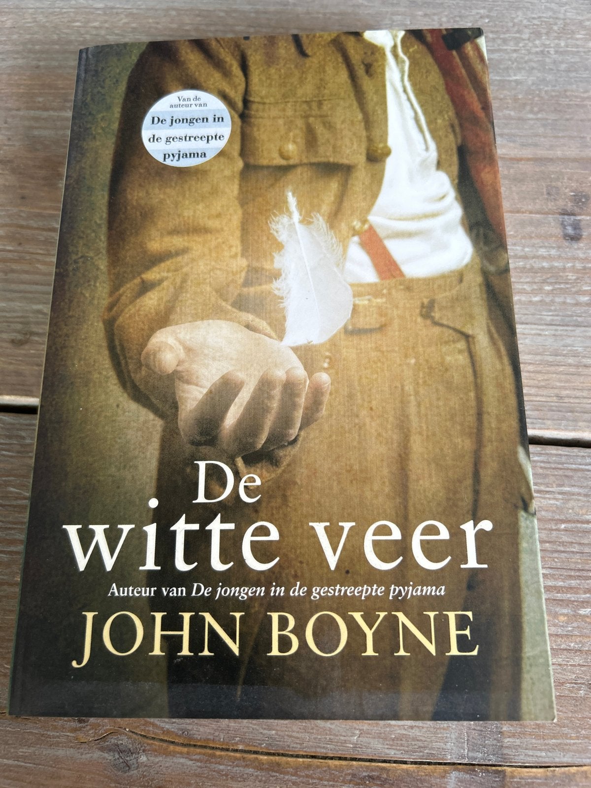 De Witte Veer - John Boyne (auteur De jongen in de gestreept, Ophalen of Verzenden, Zo goed als nieuw, Nederland