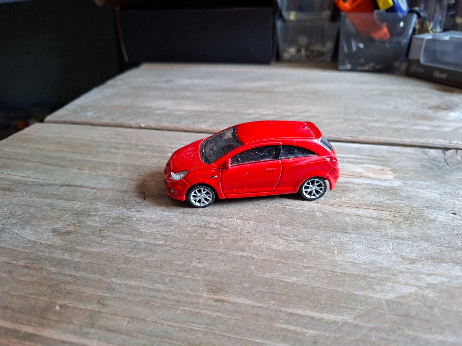 Rode Opel Corsa modelauto - Gedetailleerd schaalmodel, Hobby en Vrije tijd, Modelauto's | 1:43, Ophalen of Verzenden, Gebruikt