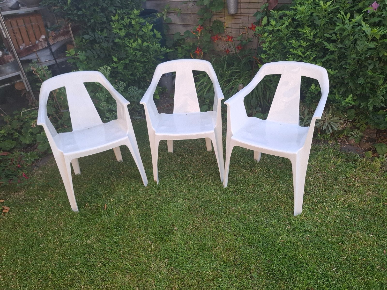 Witte plastic stapelstoelen, Ophalen, Plastic