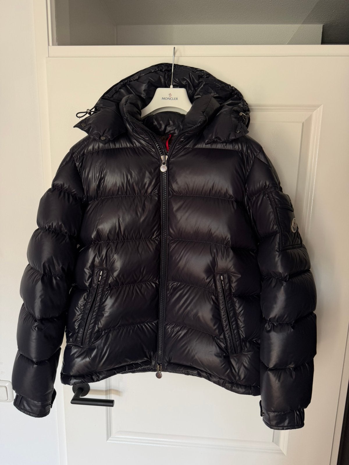 Moncler Maya short down 3, Ophalen of Verzenden, Zo goed als nieuw, Maat 52/54 (L), Blauw