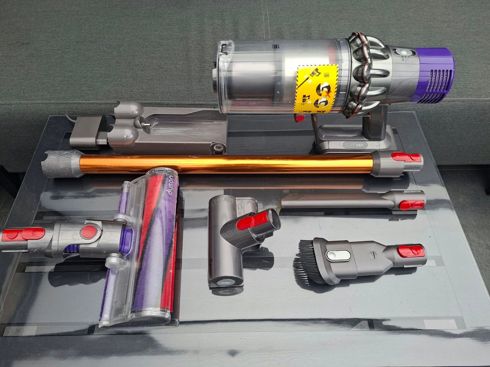 Foto 12 van Dyson Cyclone V10 Absolute Steelstofzuiger 
In Zeer Goede St