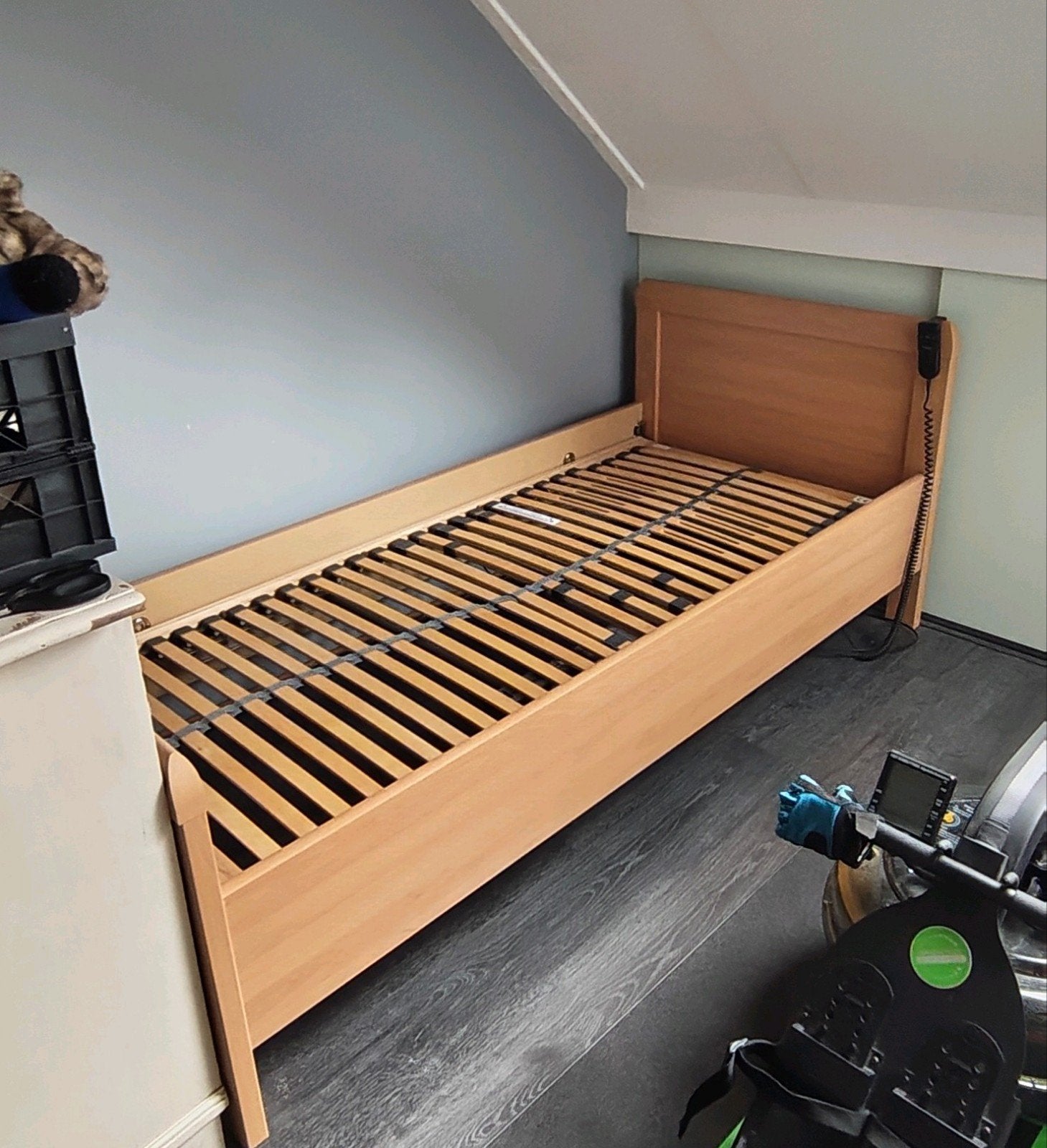 Eenpersoonsbed met elektrisch verstelbare lattenbodem (90x2, Huis en Inrichting, Slaapkamer | Bedden, Ophalen, 90 cm, 200 cm, Modern