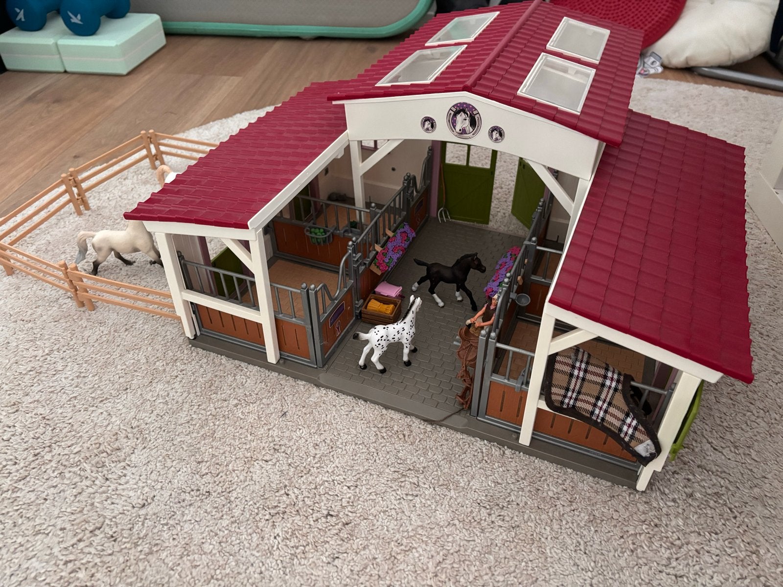 Schleich Paardenstal met 4 paarden en accessoires, Ophalen of Verzenden, Gebruikt