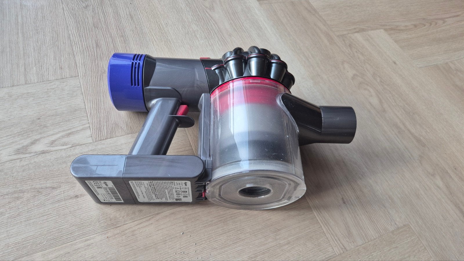 Foto 6 van Dyson V8 Absolute steelstofzuiger met accessoires
