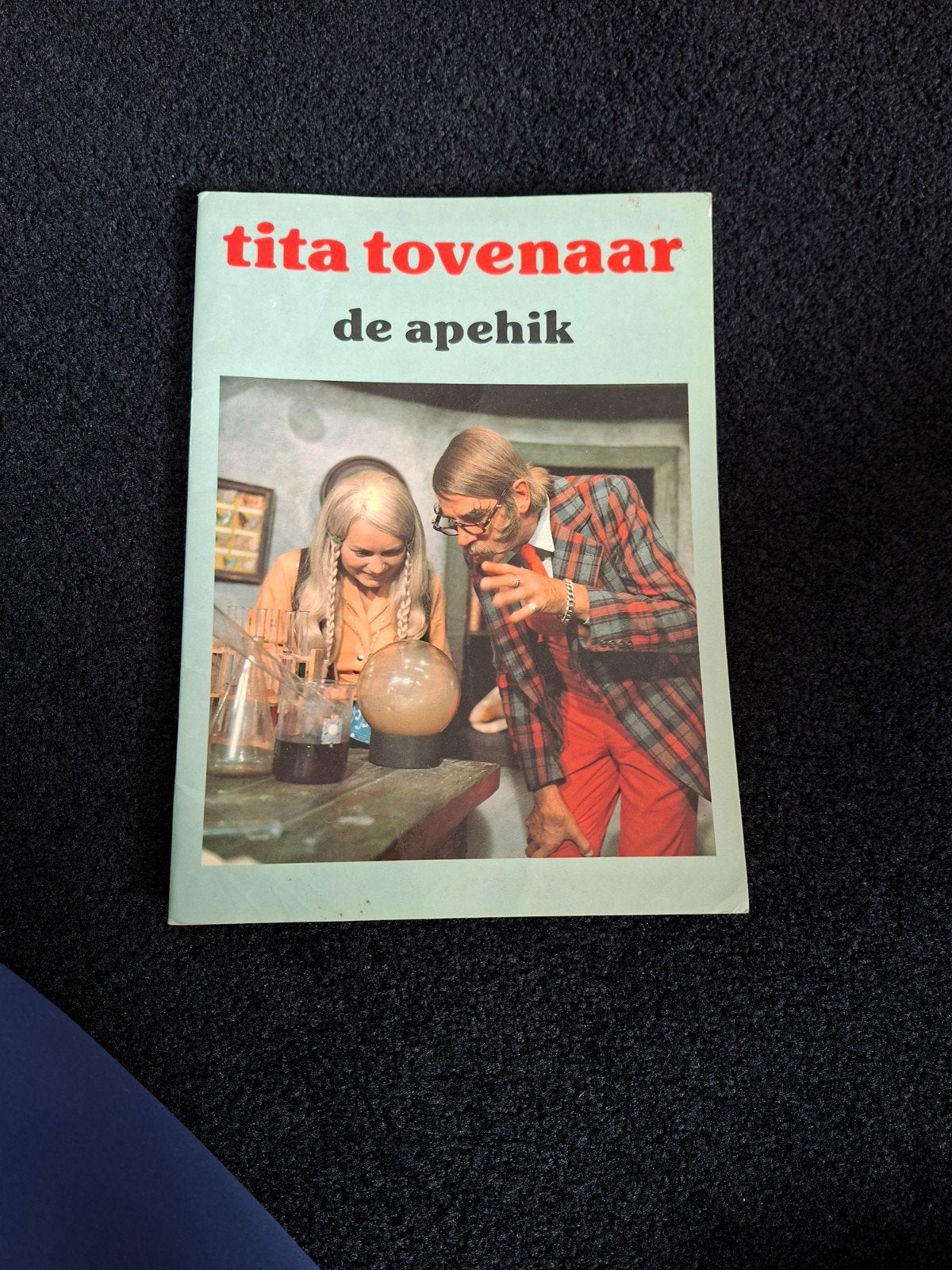Tita Tovenaar - De Apehik (Kinderboek), Boeken, Ophalen of Verzenden, Gelezen, Naar de gelijknamige televisieserie, Sprookjes