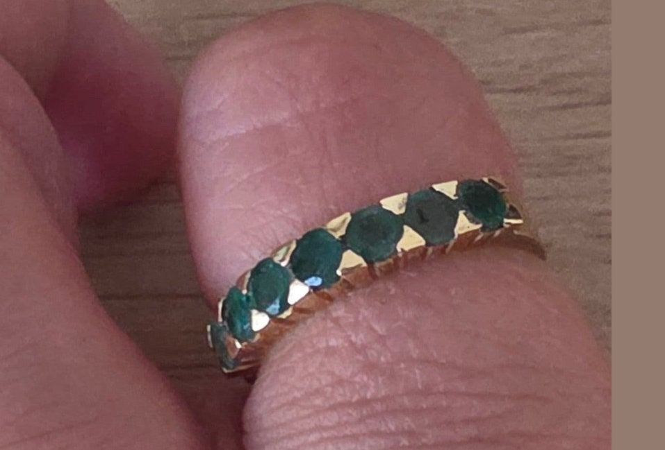 18 karaat gouden ring met 7 echte smaragden., Gebruikt, Ophalen of Verzenden, Kleiner dan 17, Dame