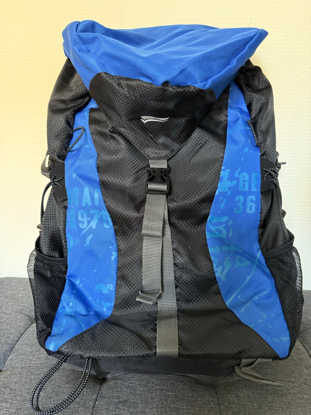 Trekking Rugzak - Zwart/Blauw, 25 tot 40 cm, Zo goed als nieuw, Trekking, Ophalen